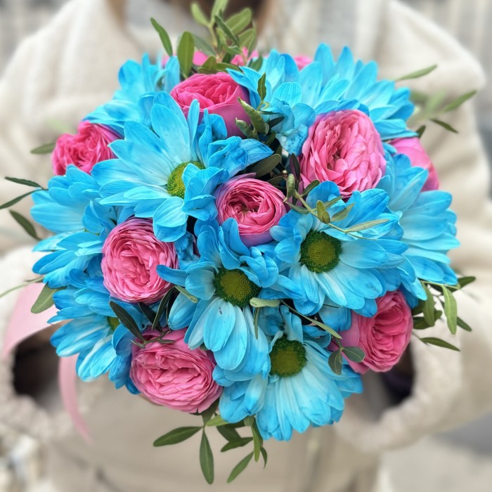 Голубые  кустовые хризантемы с розами в коробке