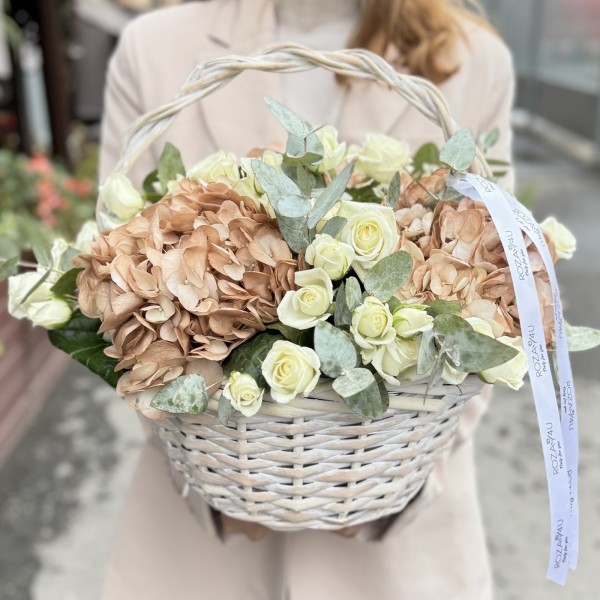 Гортензия капучино с кустовой розой в корзине