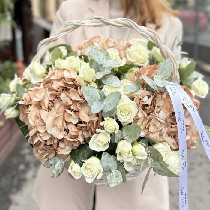 Гортензия капучино с кустовой розой в корзине