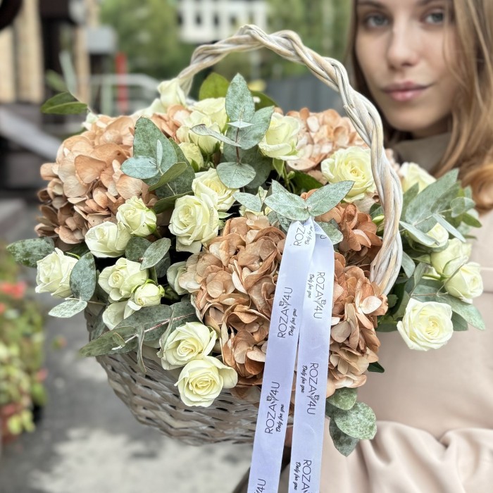 Гортензия капучино с кустовой розой в корзине