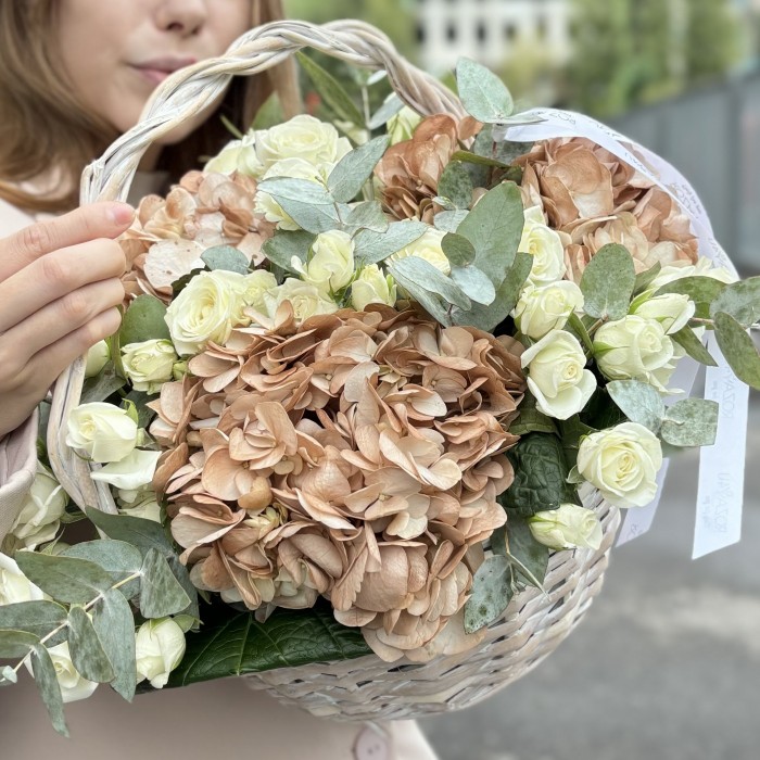 Гортензия капучино с кустовой розой в корзине