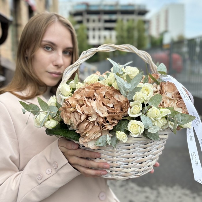 Гортензия капучино с кустовой розой в корзине