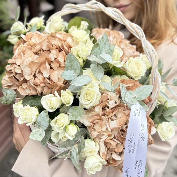 Гортензия капучино с кустовой розой в корзине