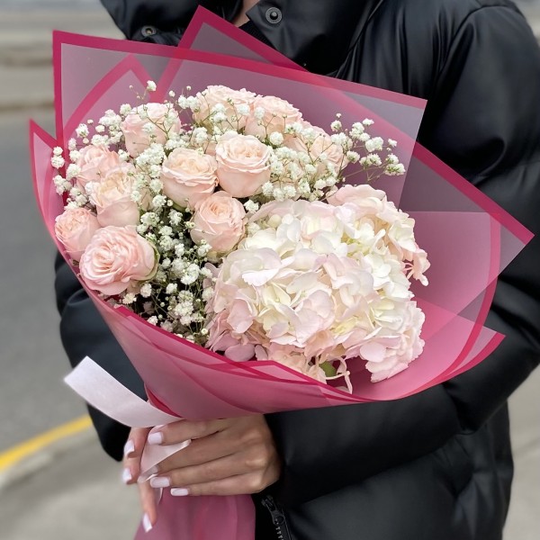 Гортензия с гипсофилой и пионовидной розой