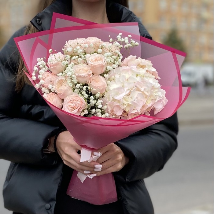 Гортензия с гипсофилой и пионовидной розой