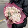 Гортензия с гипсофилой и пионовидной розой