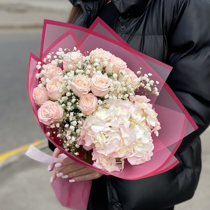 Гортензия с гипсофилой и пионовидной розой