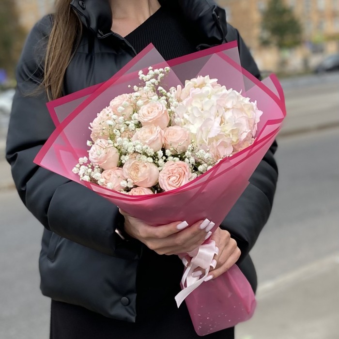 Гортензия с гипсофилой и пионовидной розой