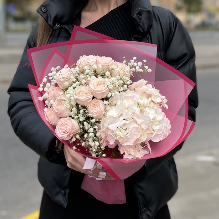 Гортензия с гипсофилой и пионовидной розой