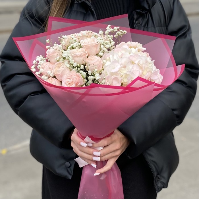 Гортензия с гипсофилой и пионовидной розой