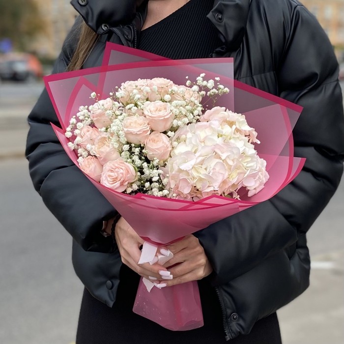 Гортензия с гипсофилой и пионовидной розой