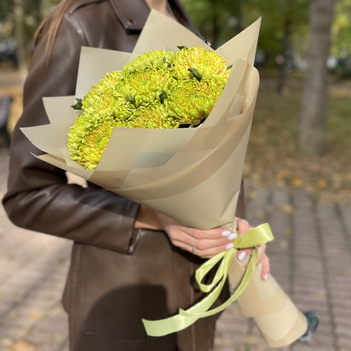 Букет из 9 зелено-оранжевых хризантем  Россано Элизабет