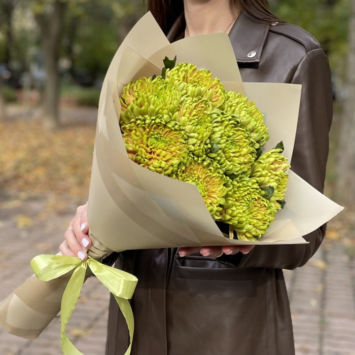 Букет из 9 зелено-оранжевых хризантем  Россано Элизабет