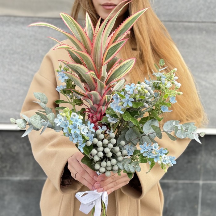 Интерьерный букет с ананасом