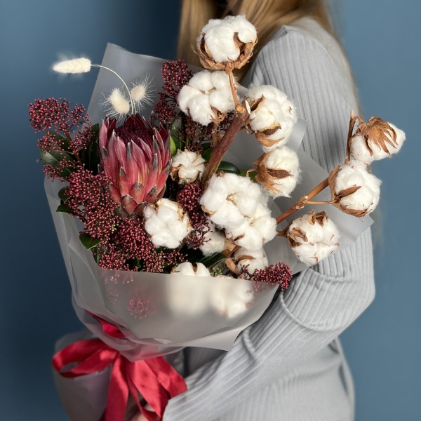 Интерьерный букет с хлопком и скимией