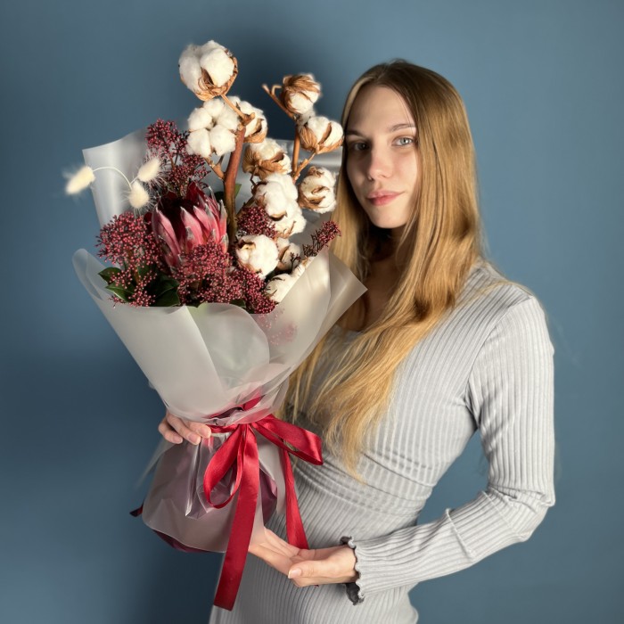 Интерьерный букет с хлопком и скимией