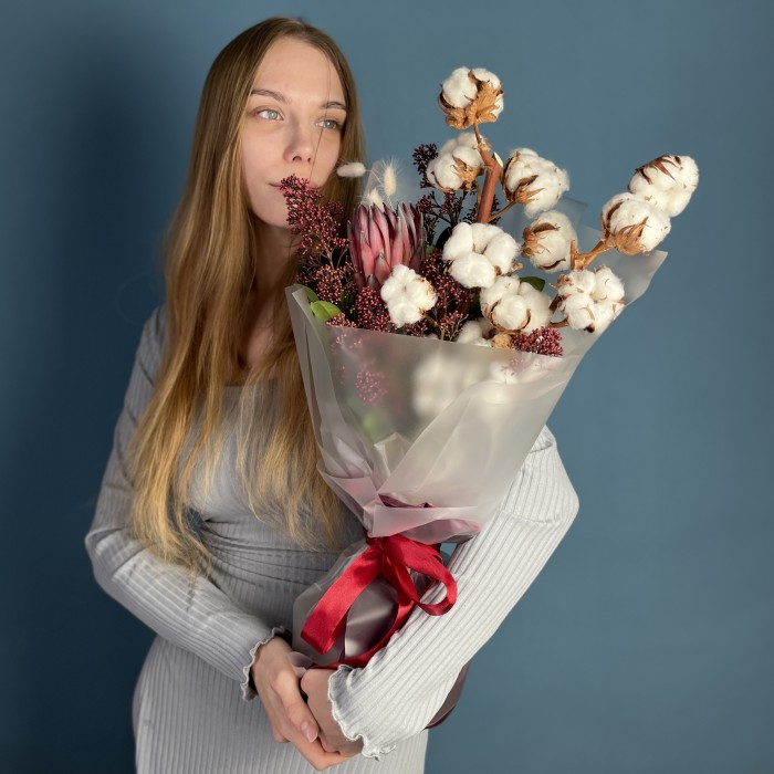 Интерьерный букет с хлопком и скимией