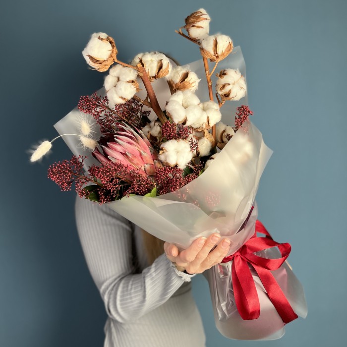 Интерьерный букет с хлопком и скимией
