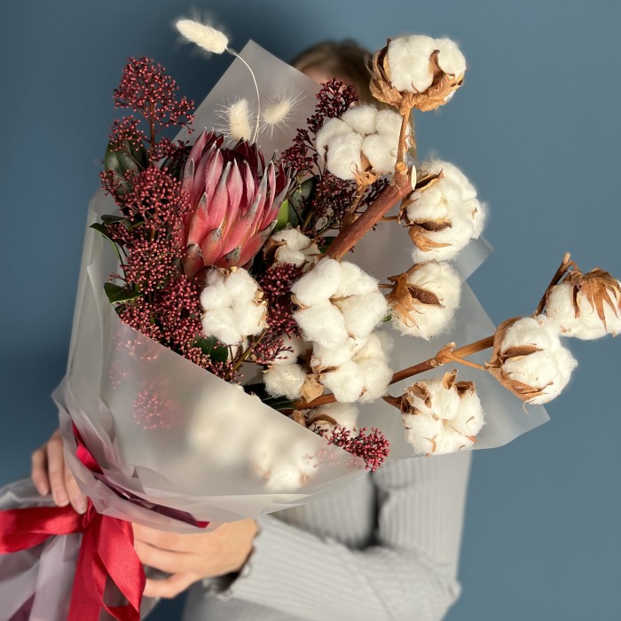 Интерьерный букет с хлопком и скимией