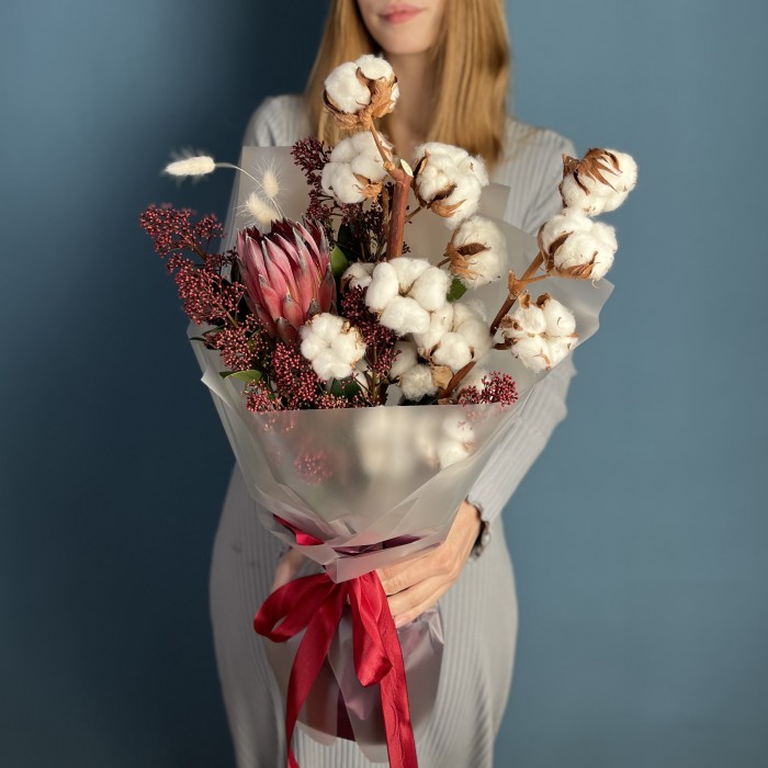 Интерьерный букет с хлопком и скимией
