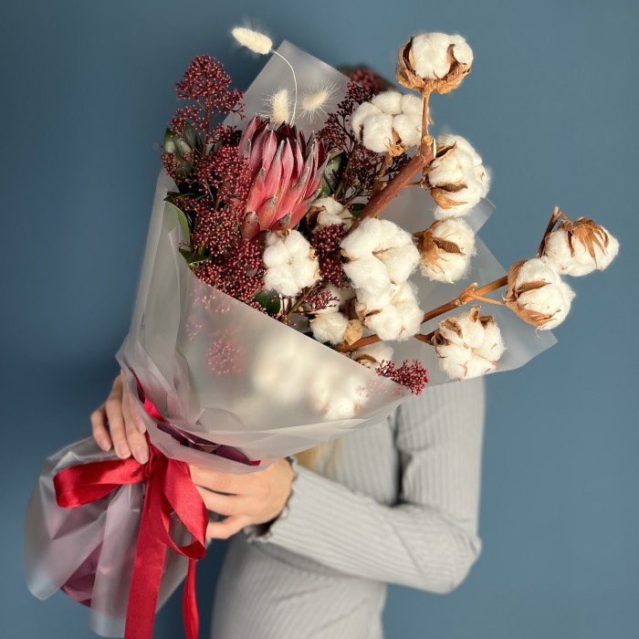 Интерьерный букет с хлопком и скимией