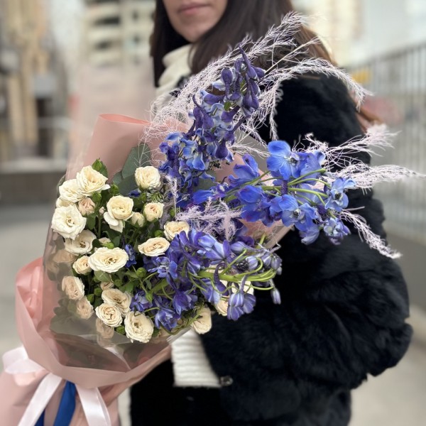 Интерьерный букет Дельфиниум и кустовая роза