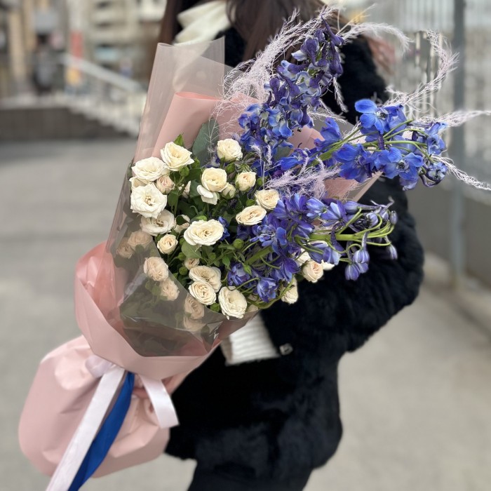 Интерьерный букет Дельфиниум и кустовая роза