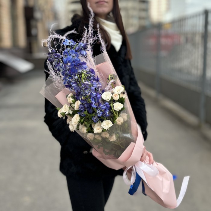 Интерьерный букет Дельфиниум и кустовая роза