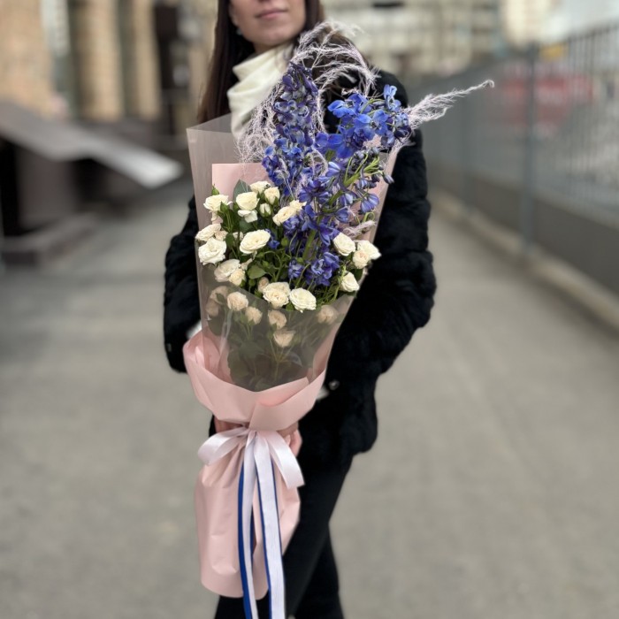 Интерьерный букет Дельфиниум и кустовая роза