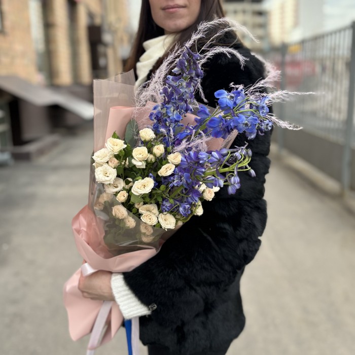 Интерьерный букет Дельфиниум и кустовая роза