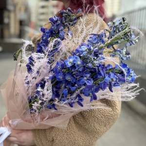 Интерьерный букет Дельфинумы и сухоцветы