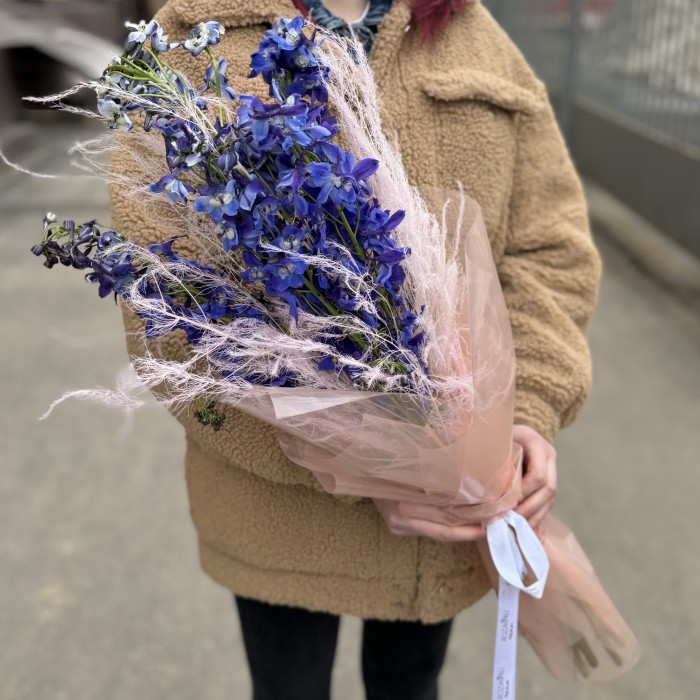 Интерьерный букет Дельфинумы и сухоцветы