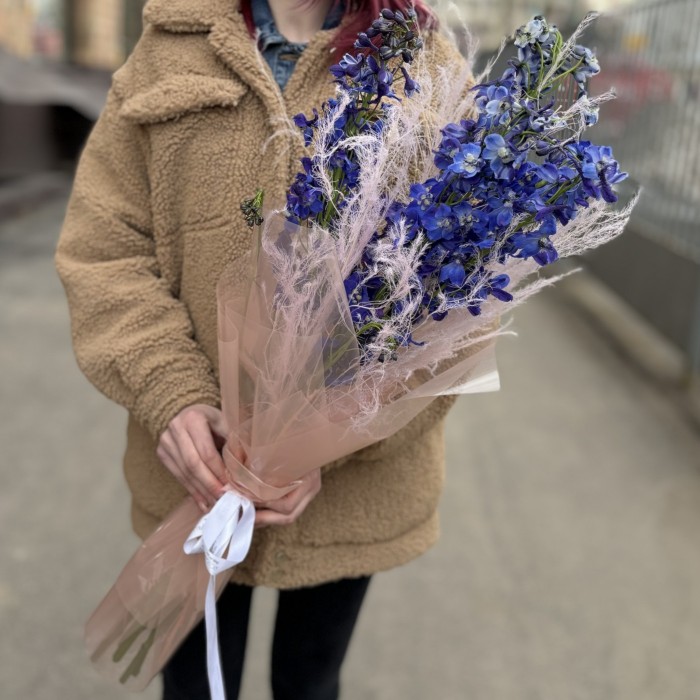 Интерьерный букет Дельфинумы и сухоцветы