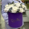 Изящные белые ранункулюсы в коробке