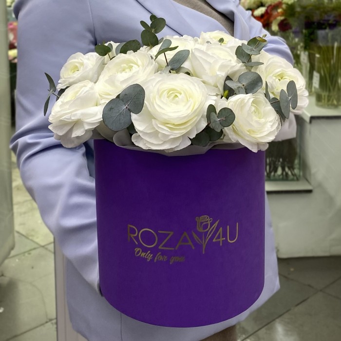 Изящные белые ранункулюсы в коробке