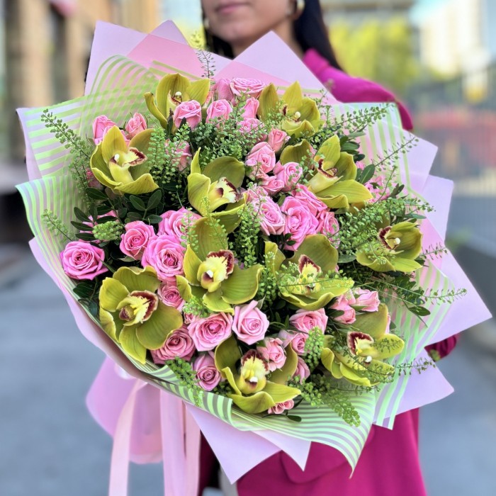 Классический букет кустовых роз и зеленых орхидей