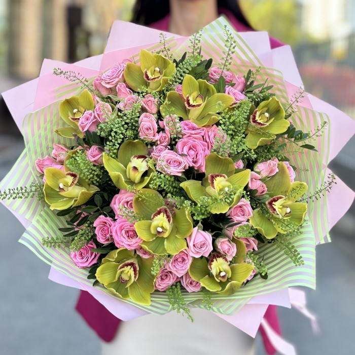 Классический букет кустовых роз и зеленых орхидей