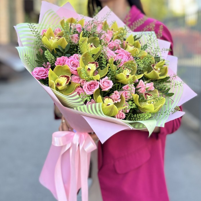 Классический букет кустовых роз и зеленых орхидей