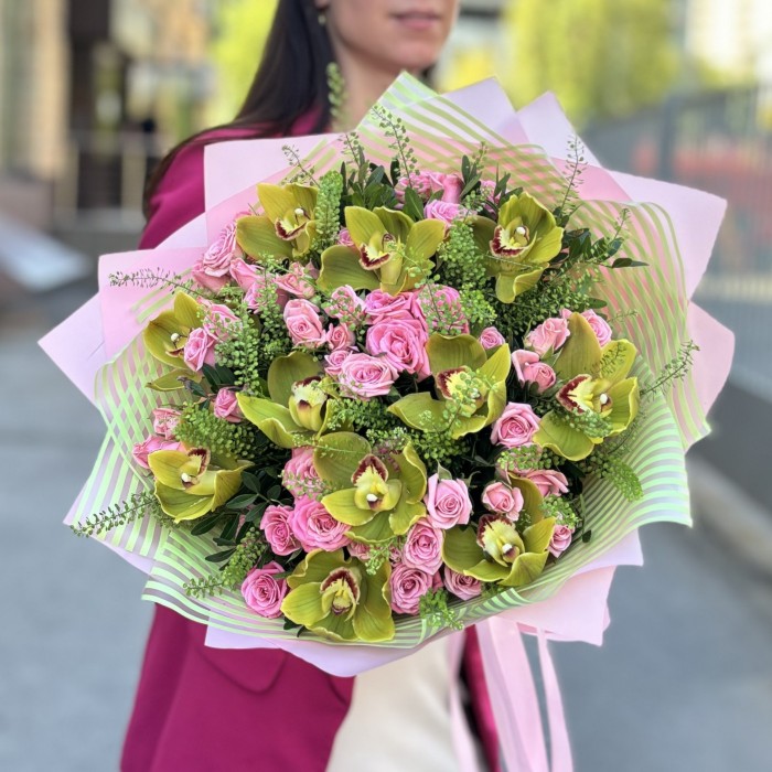 Классический букет кустовых роз и зеленых орхидей