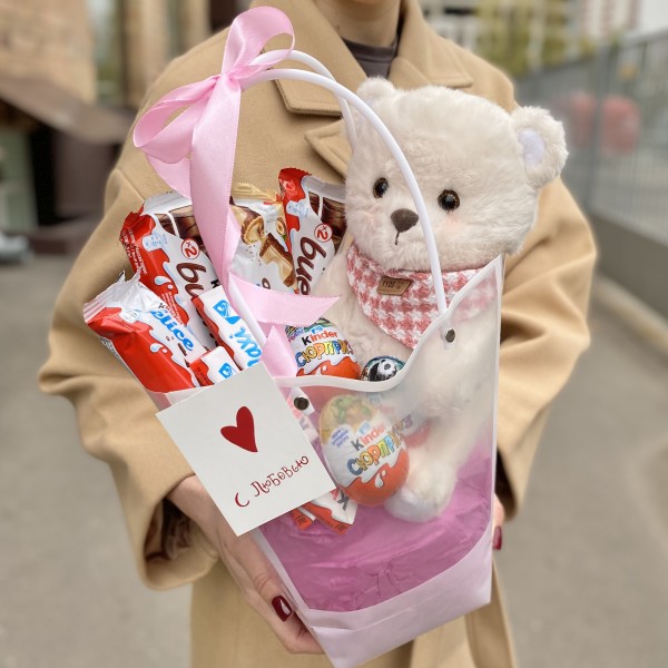 Композиция с конфетами и мишкой в сумочке