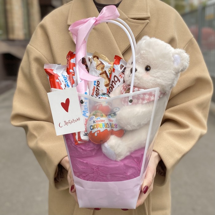 Композиция с конфетами и мишкой в сумочке