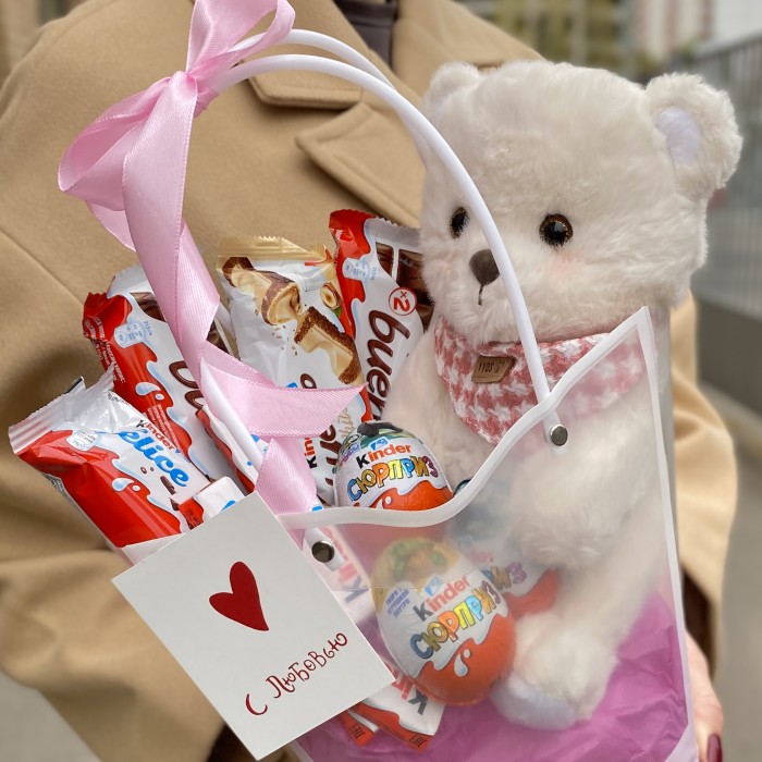 Композиция с конфетами и мишкой в сумочке