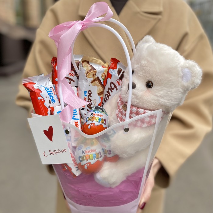 Композиция с конфетами и мишкой в сумочке