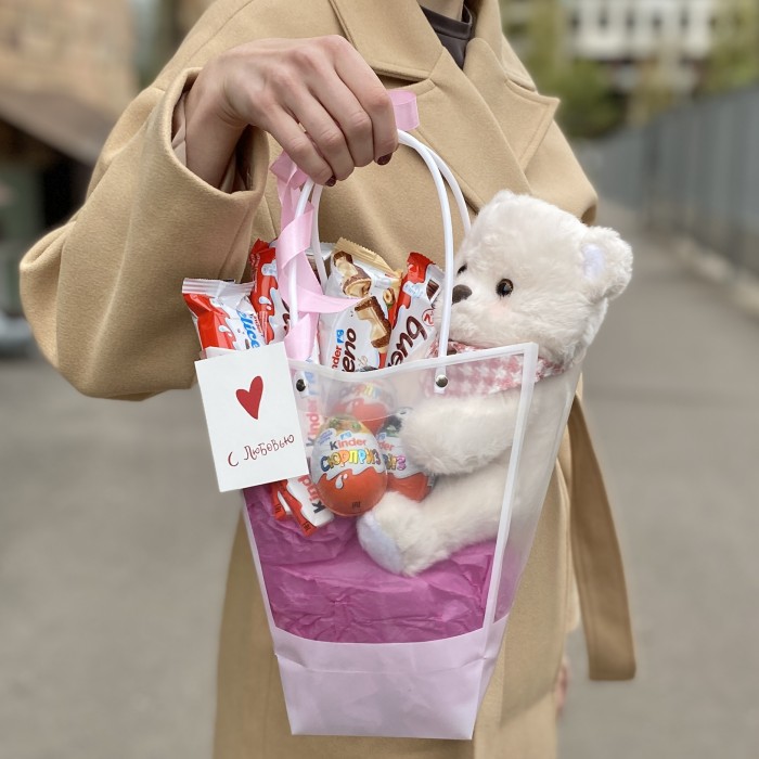 Композиция с конфетами и мишкой в сумочке