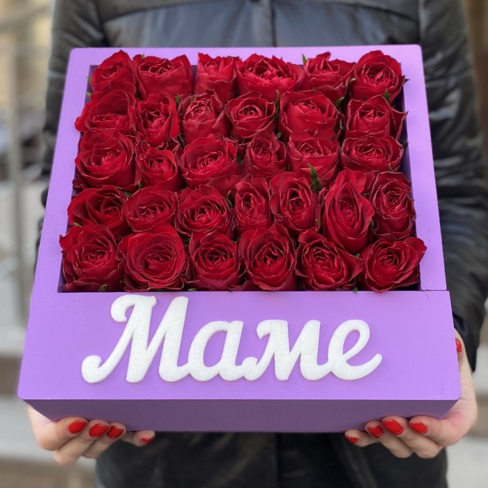 Композиция Маме с красными розами