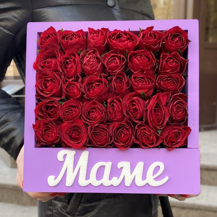Композиция Маме с красными розами