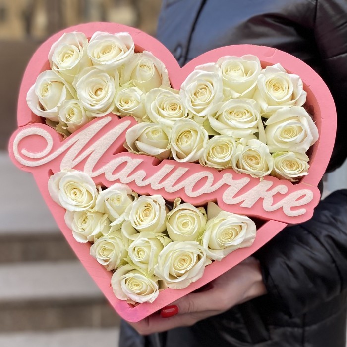 Композиция сердце для Мамочки с белыми розами