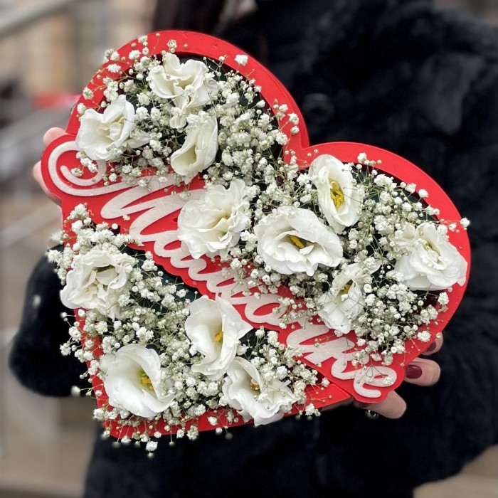 Композиция Сердце с гипсофилой и эустомой Мамочке