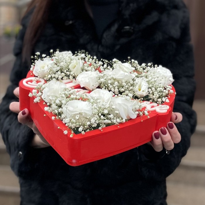 Композиция Сердце с гипсофилой и эустомой Мамочке