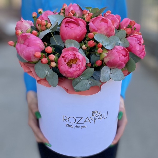 Композиция из 13 коралловых пионов с гиперикумом в коробке
